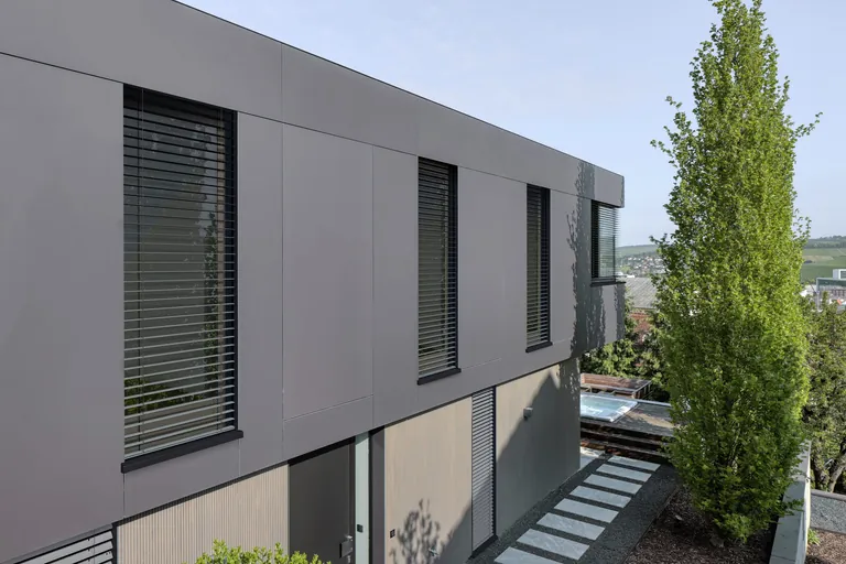 Das Laibungsmodul von Warema und Gutmann vereint Sonnenschutz, Absturzsicherung und Insektenschutz in einem montagefreundlichen System.