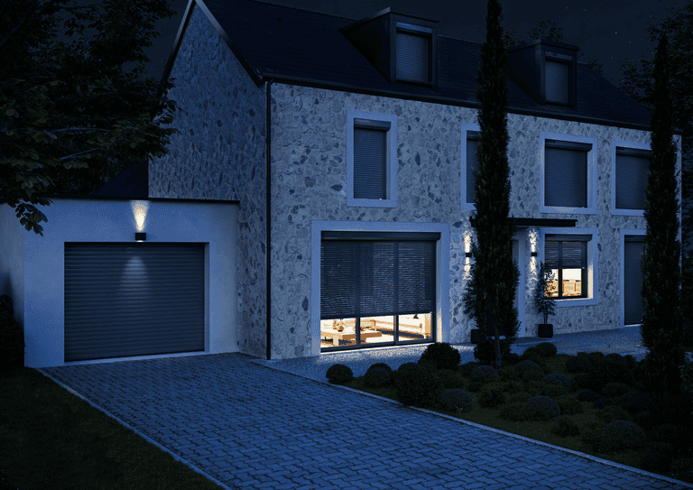 Nachts fungiert geschlossener Sonnenschutz als zusätzliche Isolationsschicht, die den Wärmeverlust nach außen minimiert.