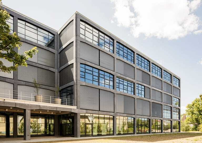 Wenn Innenräume nachhaltig kühl bleiben sollen, empfiehlt Hella den Einsatz von automatisiertem Sonnenschutz.