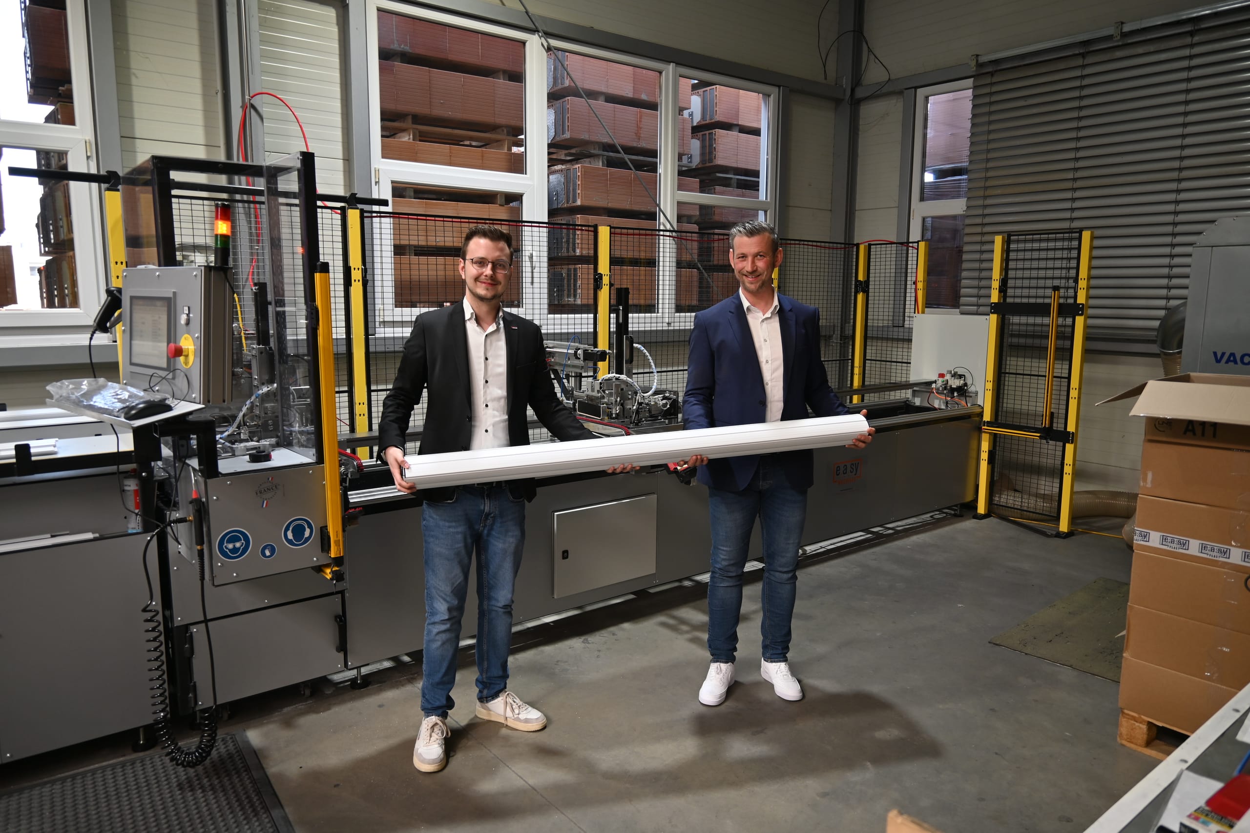 Firma Tritscheler setzt auf Rollladenarretiermaschine von Acroloc