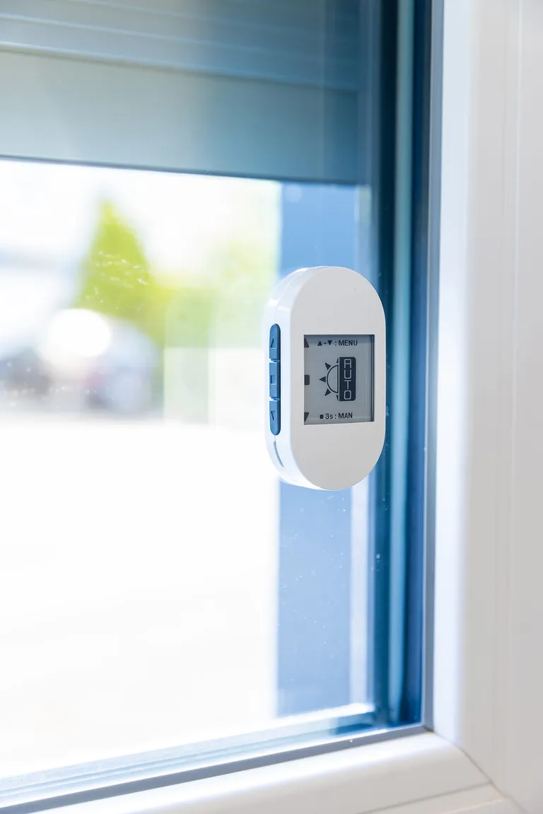 Der Scheibenlichtsensor Sensorcontrol SC631 Plus wird direkt an der Fensterscheibe montiert und erm&ouml;glicht eine intelligente, energieeffiziente Steuerung von Rolll&auml;den.