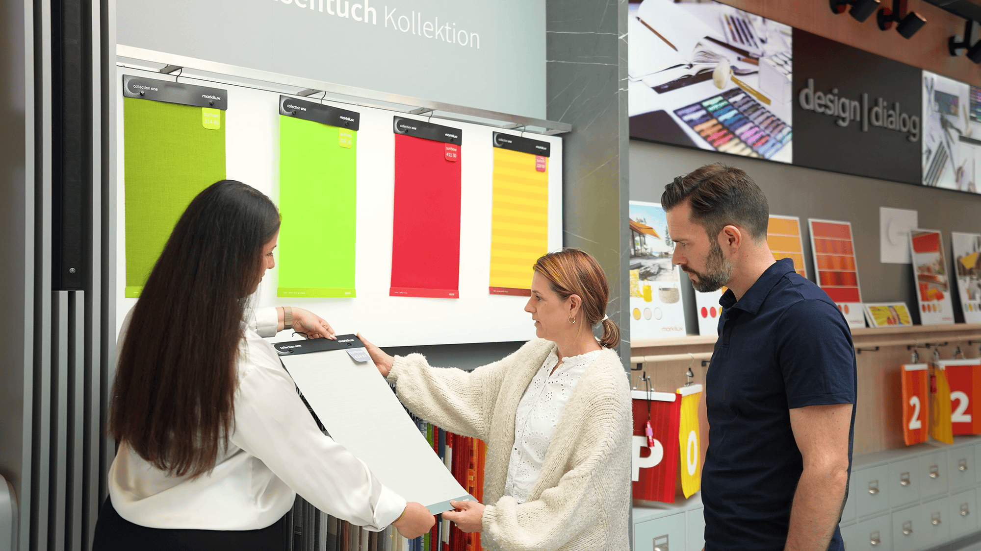 Zu Beginn des Auswahlprozesses informierten sich Diana und Matthias Gerigk aufgrund von Empfehlungen ihrer Instagramcommunity auf der Webseite von Markilux über die unterschiedlichen Systeme und konkretisierten mit Hilfe des Markisenkonfigurators ihre Anforderungen und Wünsche. Für die finale Auswahl besuchten sie dann den Showroom des Herstellers in Emsdetten, um einen direkten Eindruck von Stoffen, Gestellfarben und technischer Ausstattung zu bekommen.