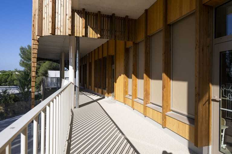 Textiler Sonnenschutz als Teil der Architektur: Die außen liegenden Fassadenmarkisen fügen sich in den Fassadenrhythmus ein und schützen die Lernräume vor Blendung und Überhitzung.