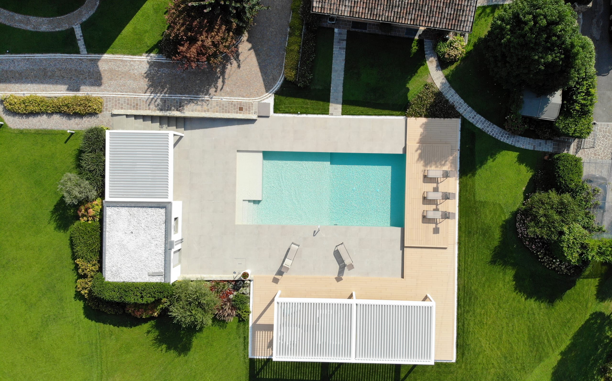 Im norditalienischen Esine ist ein Outdoor-Wohnprojekt entstanden, das bioklimatische Pergolen und einen Pool zu einer gestalterischen Einheit verbindet. Verantwortlich zeichnen KE und Myrtha Pools, zwei Partner der Herstellerallianz Outdoor Leading Companies (OLC).