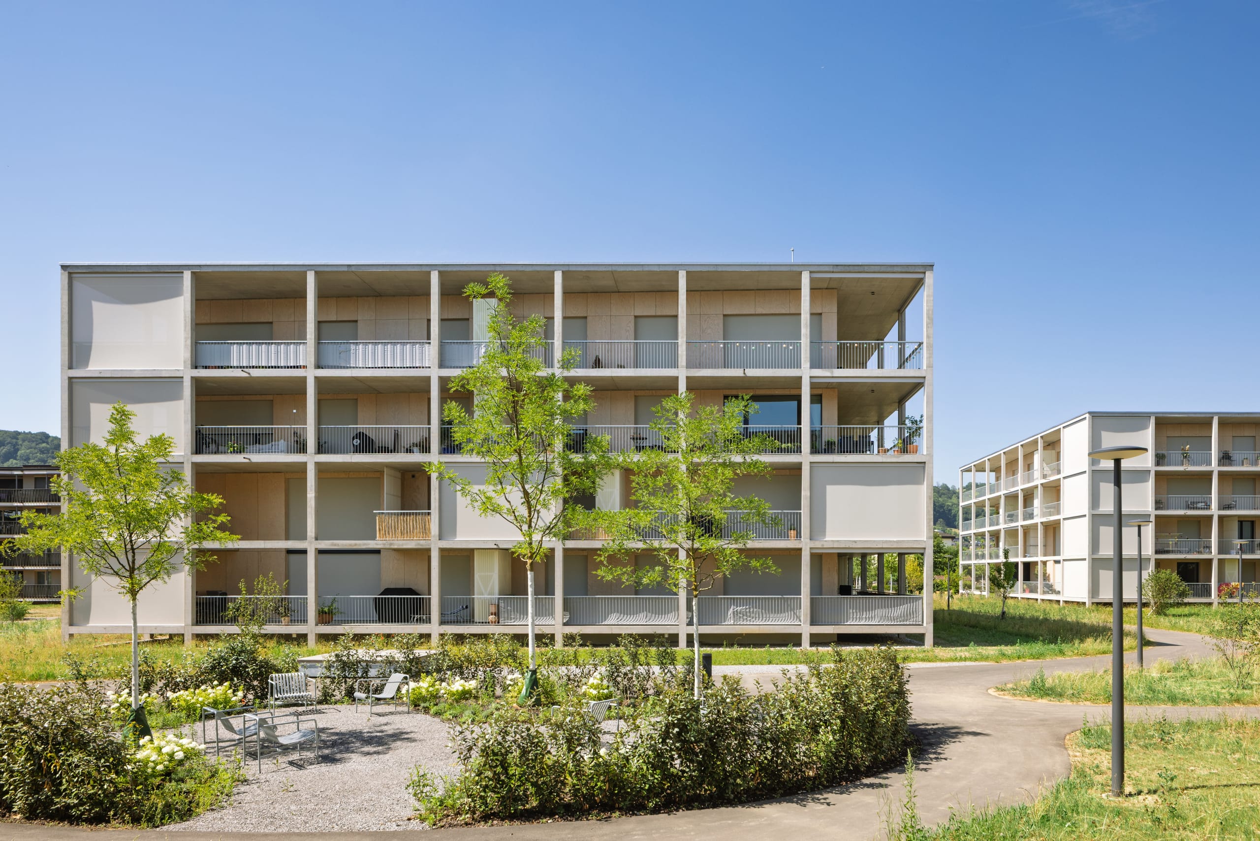 Zip-Markisen von MHZ für Fassade von Schweizer Wohnquartier