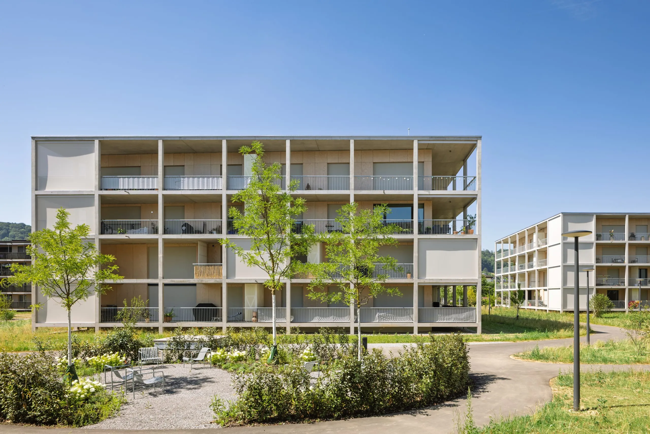 Zip-Markisen von MHZ für Fassade von Schweizer Wohnquartier