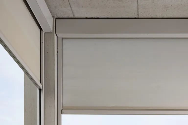 Die kompakte Kassette der Zip 6 ermöglicht eine zurückhaltende Integration des Sonnenschutzes in die Fassadenarchitektur.