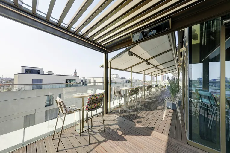 Die vorhandenen Perea Pergola-Markisen wurden ressourcenschonend in das neue Sonnen- und Wetterschutzkonzept eingebunden und auf die schmale Terrassenseite versetzt.