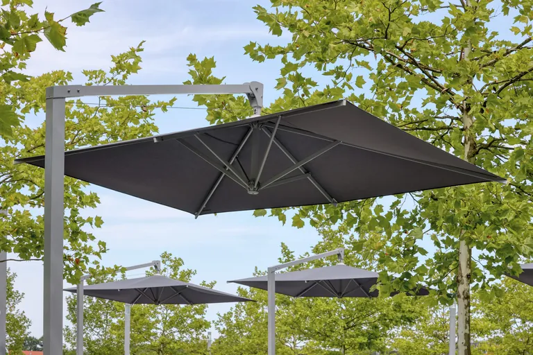 Das Acryl-Tuch bietet einen UV-Schutz von 50+ und bleibt auch bei intensiver Sonneneinstrahlung farb- und wetterbest&auml;ndig. 