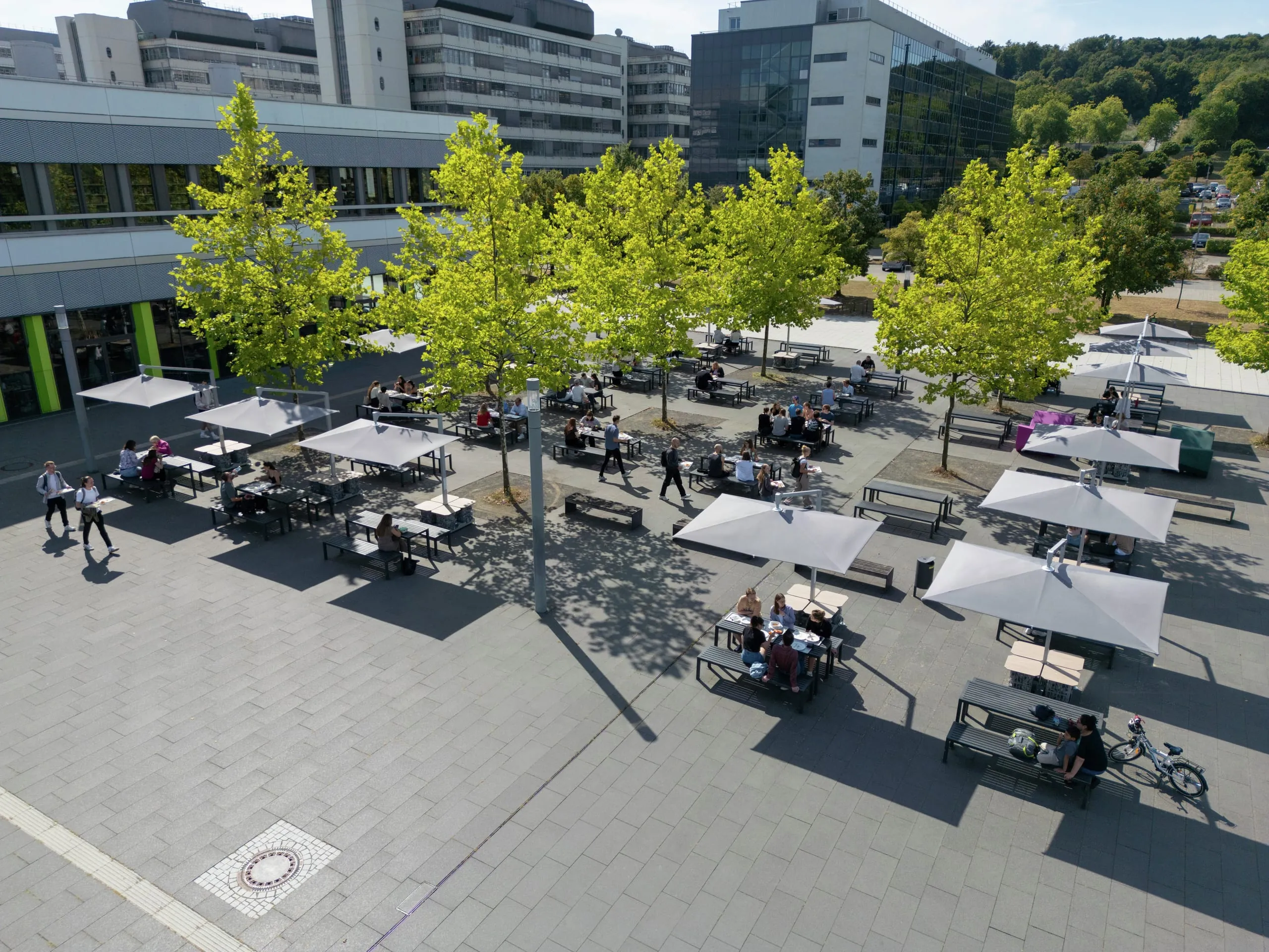 Ampelschirme von Caravita für Mensavorplatz der Uni Bielefeld