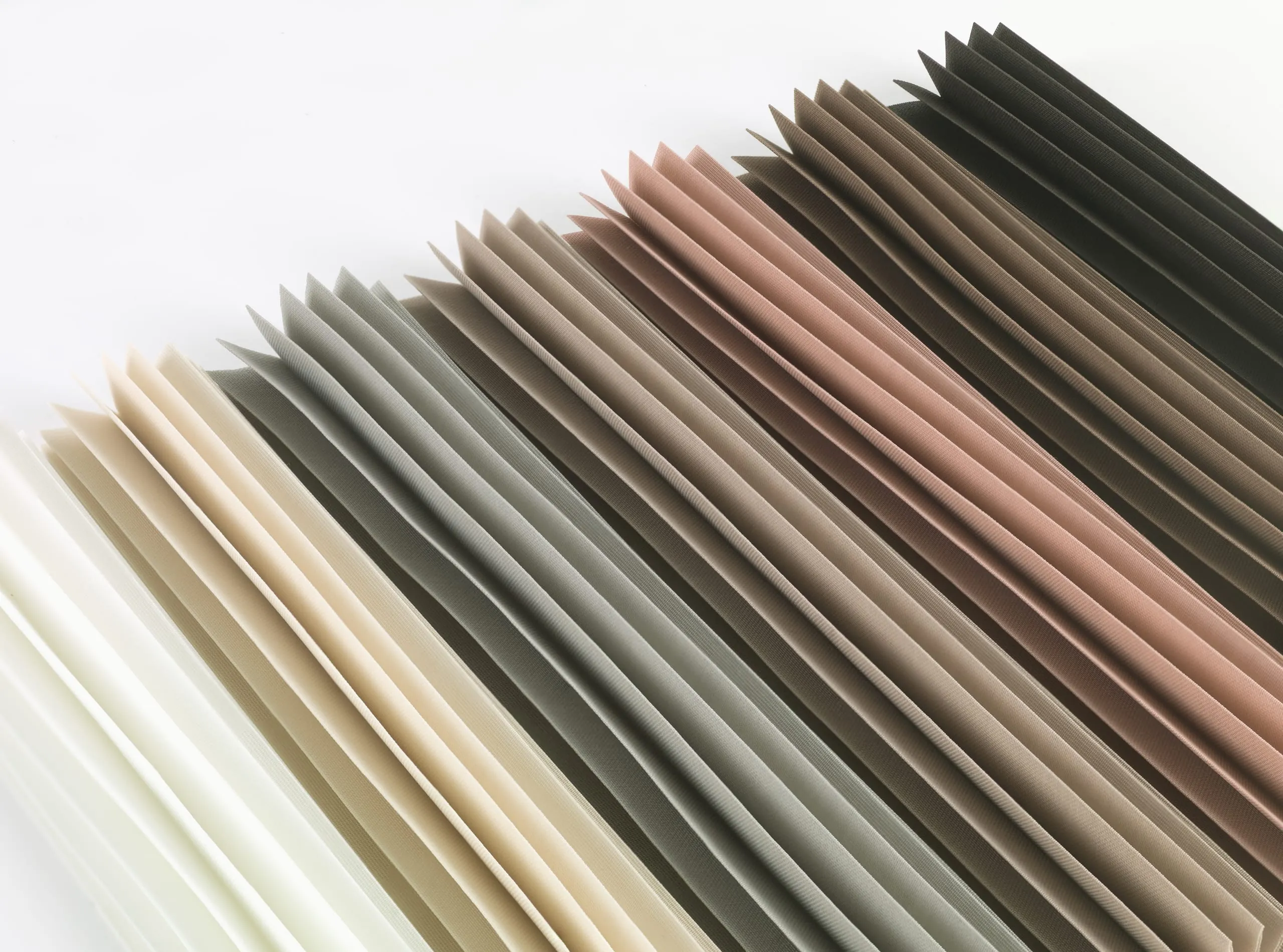 Plissee Siena besticht durch eine besonders weiche, natürliche Textur. Die unregelmäßige Struktur und dezente, ruhige Colorits sollen einen atmosphärischen Look erzielen.