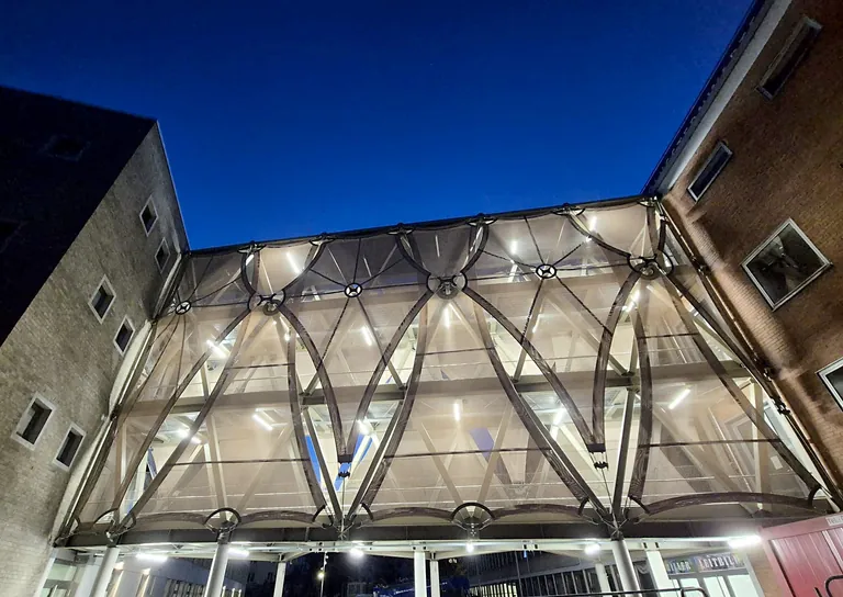 Die Westfassade bei Nacht.