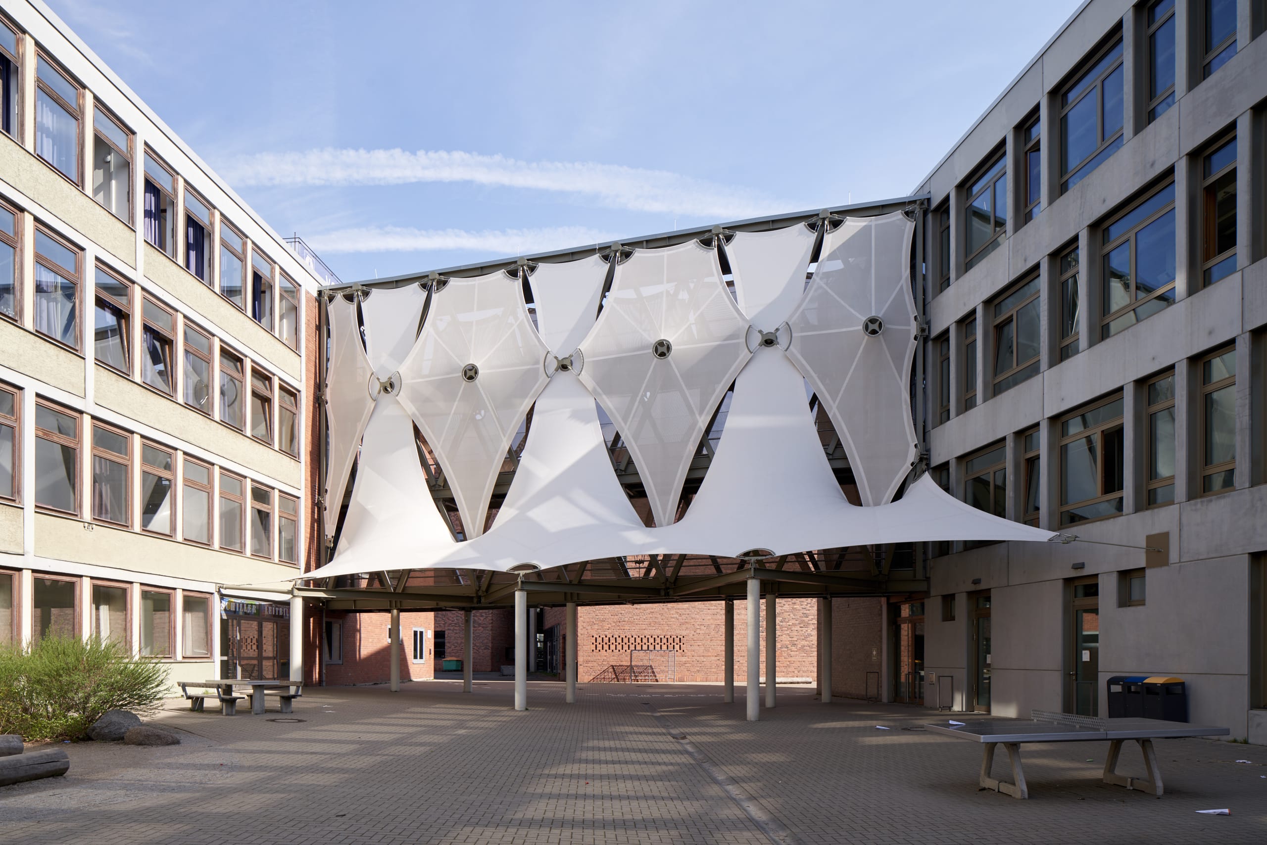 Textile Segel umhüllen Verbindungsbrücke von Gymnasium