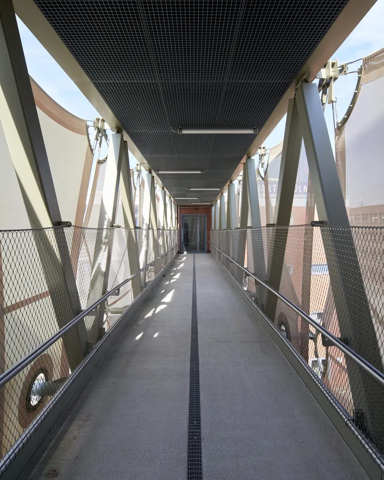 Die Verbindungsbrücke von Innen mit Durchdringungs- und Abspannpunkten.