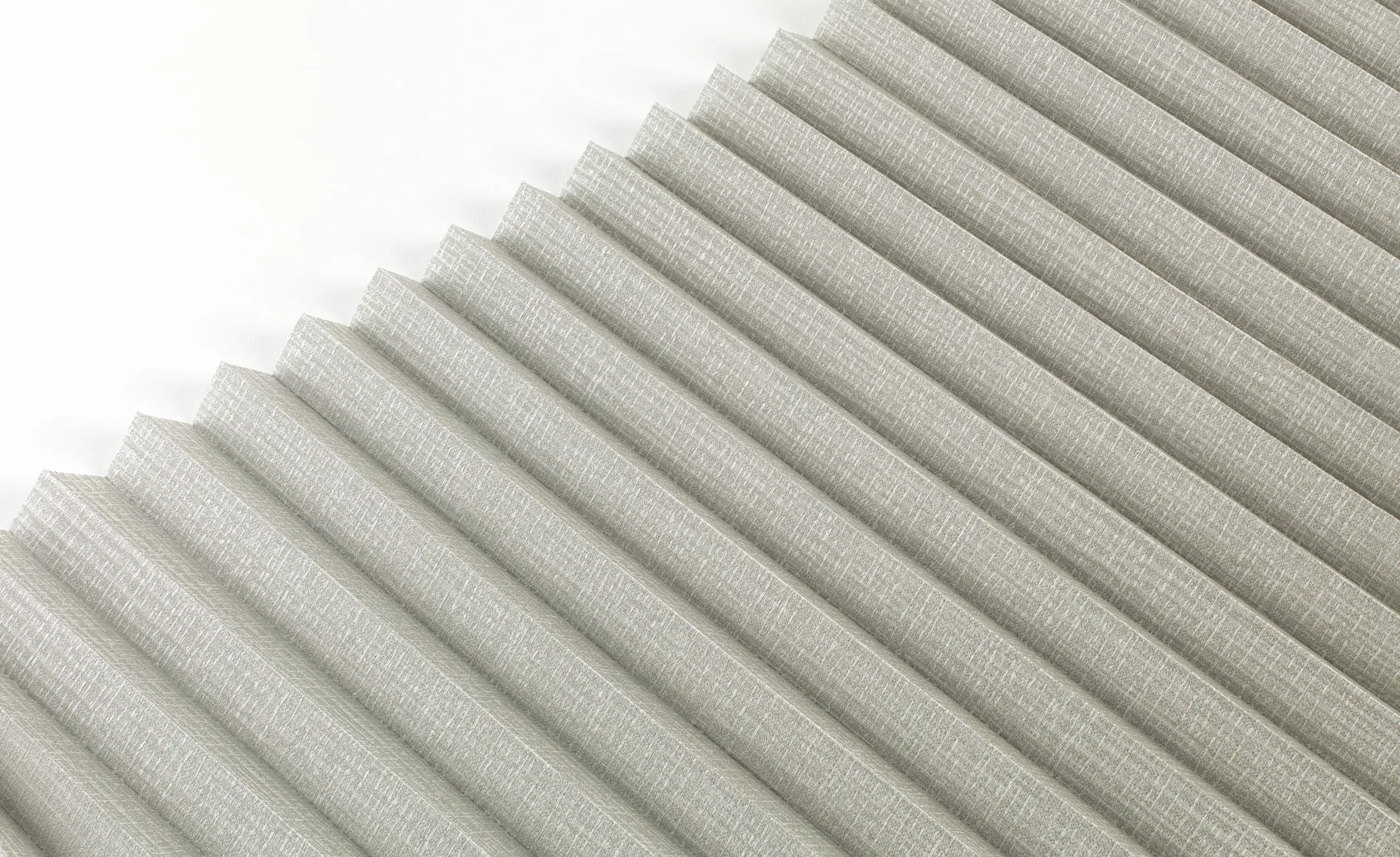 Das Plissee Cube interpretiert Tweed modern: Der Strukturstoff soll dem Zuhause mit einer sanften, raffinierten Farbpalette einen erfrischenden Look verleihen.
