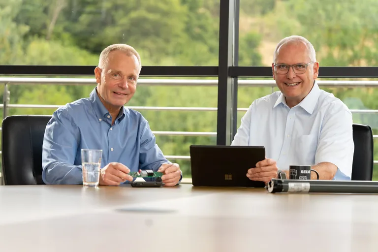 Mit ihrer jahrelangen Erfahrung und neuen Ideen konzipieren Jost Weiper (li.), Entwicklungsleiter Elektronik, und Jörg Tebbe, Entwicklungsleiter Mechanische Konstruktion, mit ihren Teams innovative Selve-Lösungen – so auch zur R+T 2027.