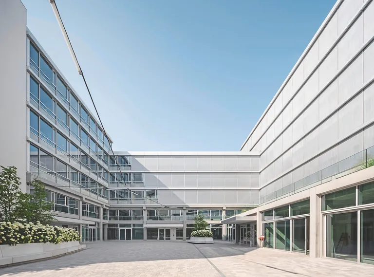 Eine in die Warema-Steuerung integrierte Jahresverschattung berücksichtigt bei diesem Gebäude den Sonnenstand im Jahresverlauf und berechnet auf dieser Basis, welche Fensterflächen zu welcher Tages- und Jahreszeit von der umliegenden Bebauung verschattet werden.