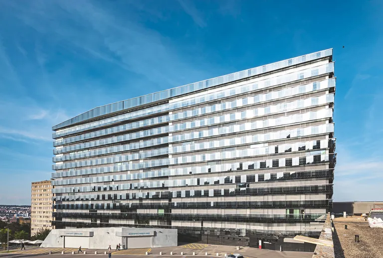 Die im Stadtspital Triemli in Zürich installierten Lamellenstoren Lamisol 90 von Griesser sowie die integrierte KNX-Steuerung sorgen für Blendschutz, Überhitzungsschutz und eine hohe Tageslichtnutzung.