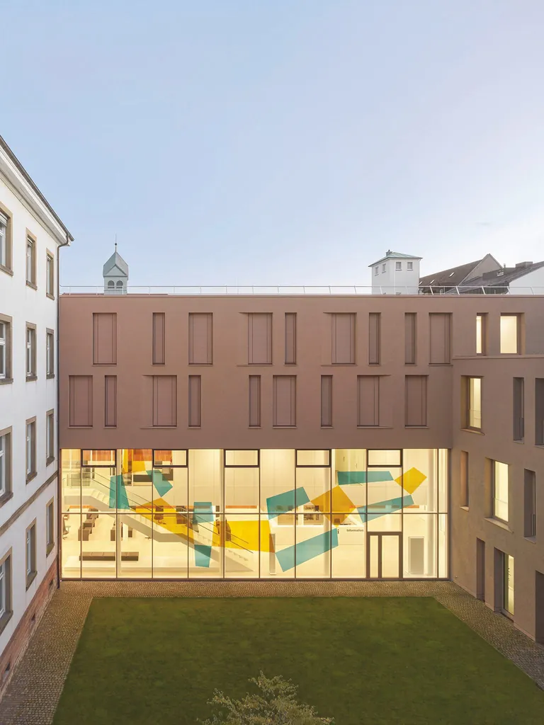 Beim Erweiterungsbau des Amtsgerichts Freiburg sorgen Basis-Raffstoren vom Typ E 60 A2 S von Warema – vollautomatisch gesteuert – für blendfreies Tageslicht und wirksamen sommerlichen Wärmeschutz.
