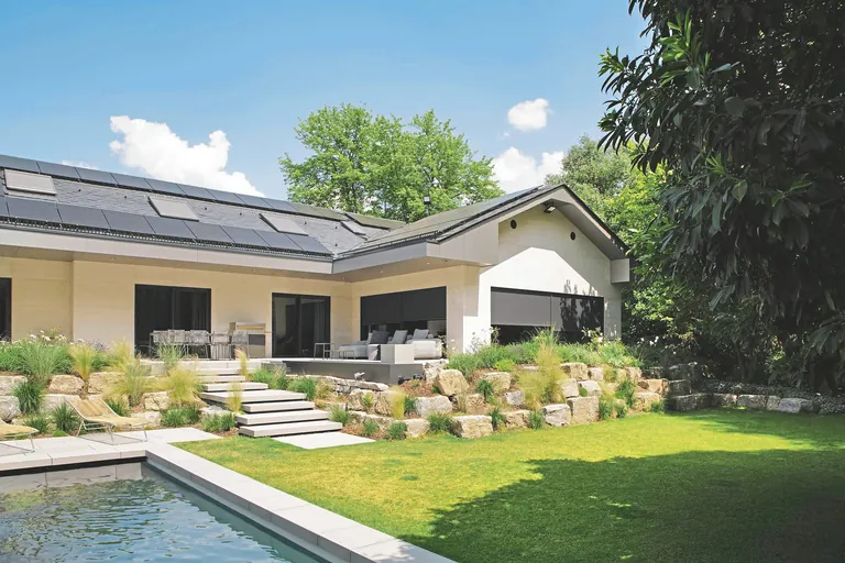 Bei diesem Wohnhaus nutzt der Fixscreen Minimal von Renson den begrenzten Bauraum und fügt sich harmonisch in die Gebäudeöffnung an den großzügig bemessenen Fensterelementen ein.