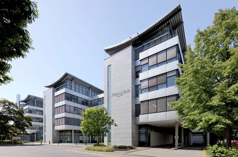 Der Bürokomplex Phoenix-Haus in Frankfurt erhielt neue Raffstoren mit WMS Funksteuerung von Warema.