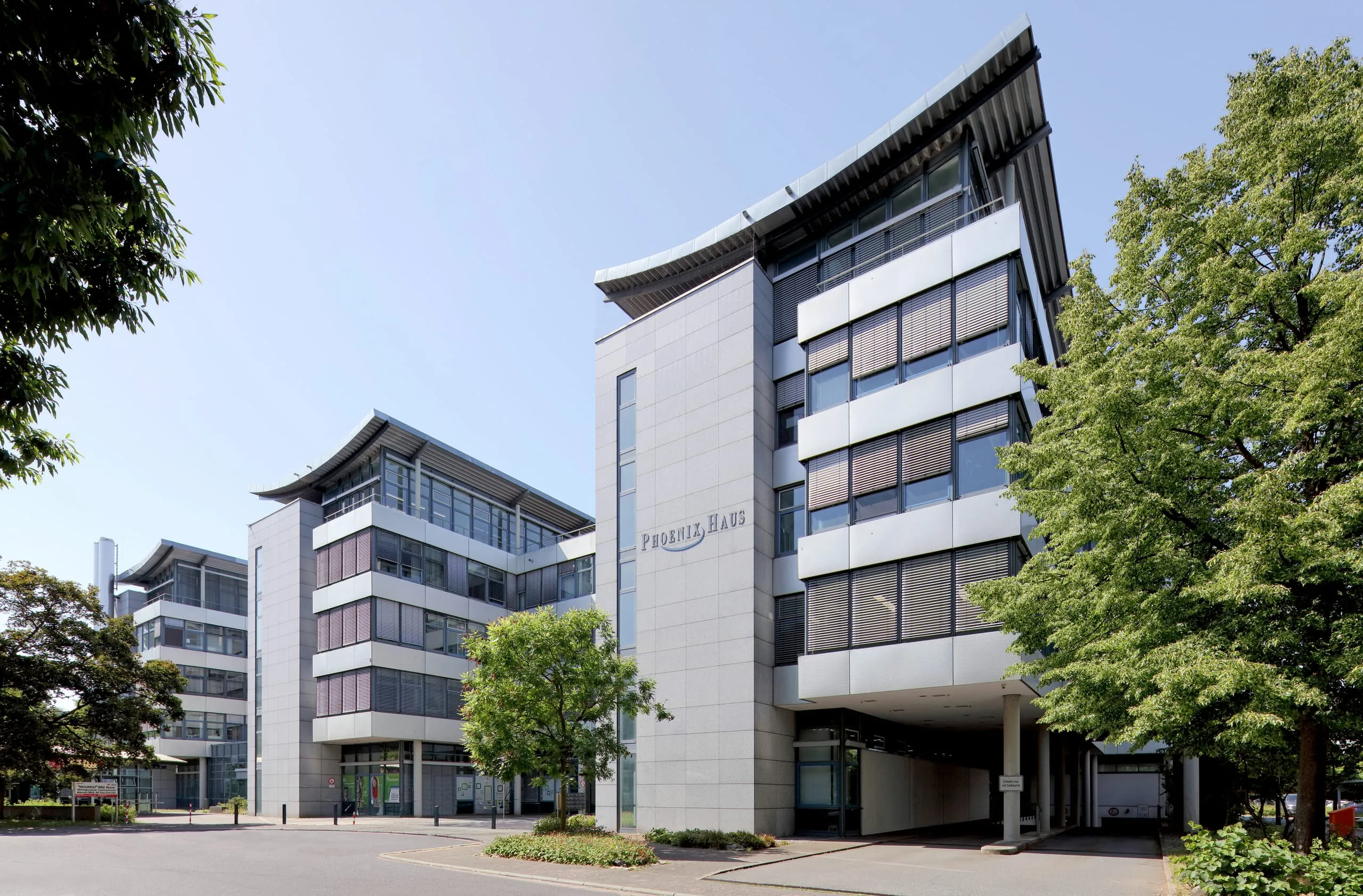 Funkgesteuerte Warema Raffstoren für Frankfurter Bürokomplex