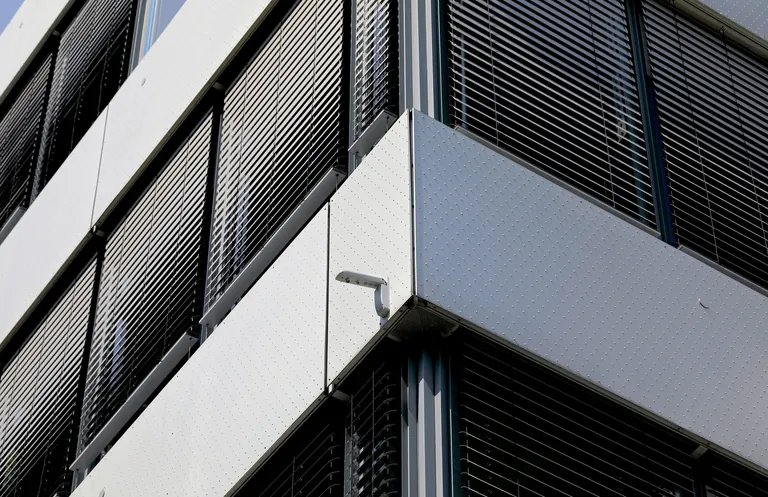 Wind- und Sonnensensoren an allen Fassadenseiten des Gebäudes erfassen Daten und ermöglichen so eine wetter- und bedarfsgerechte Steuerung. Zudem unterstützen sie den Schutz der Anlage.
